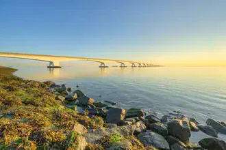 Fotokunst von Michael Valjak: Zeelandbrücke im goldenen Morgenlicht