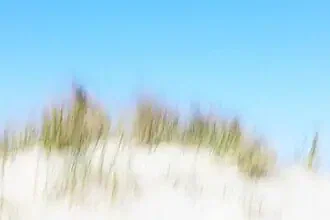 Fotokunst von Manuela Deigert: helles Sommerbild mit sanften Dünen und blauem Himmel
