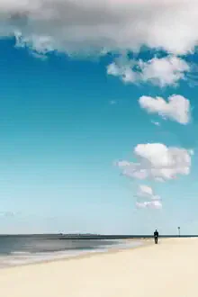 Fotokunst von Manuela Deigert: ruhiger Mann am Strand unter Wolken mit Nordseeblick