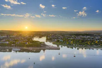 Abendstimmung über Koblenz mit Blick auf das Deutsche Eck und den Rhein.