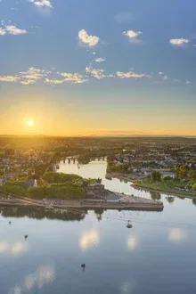 Blick auf das Deutsche Eck in Koblenz bei Abendlicht, das den Rhein und die Mosel umrahmt.