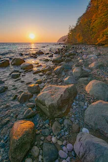 Herbstlicher Sonnenaufgang über der Ostsee mit sanften Wolken und warmen Farben.