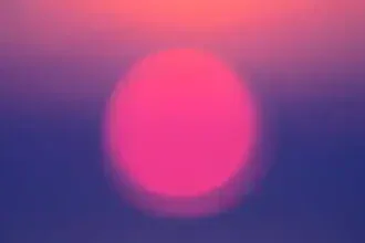 Sanfte Farben am Abendhimmel über Tel Aviv, die Ruhe des Sonnenuntergangs einfängend.