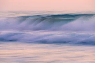 Fotokunst von Tal Paz-Fridman: sanfte Wellen brechen am Ufer von Tel Aviv.
