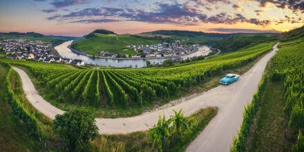 Moselschleife in Nittel mit Chevy Bel Air - Fineart photography by Jean Claude Castor