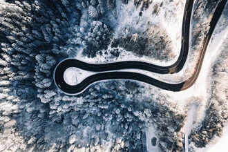 Schneebedeckte Bäume und kurvige Straße von oben - fotokunst von Lina Jakobi