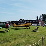 Im emtspannter Haltung vor dem Flieger