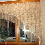 Konyhai függöny ötletes és praktikus : kétféle alapanyag, srépánt díszítéssel, rendhagyó fazonnal. Konyhai függöny ötletes és praktikus : kétféle alapanyag, srépánt díszítéssel, rendhagyó fazonnal.