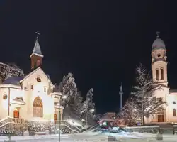 Krušnica u zimskom ugođaju s osvijetljenim crkvama i snježnim pejzažem. Prekrasan snježni pejzaž s crkvama u Krušnici noću.