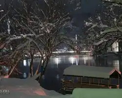 Krušnica rijeka u zimskom okruženju s snježnim obalama i mostom, noćni pejzaž s refleksijama na vodi. Krušnica rijeka u zimskom okruženju s snježnim obalama i mostom.