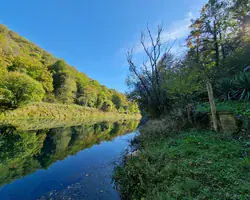 Krušnica rijeka u kojoj jesen gleda samu sebe donosi nezaboravne trenutke i ljepotu prirode tokom zlatnih jesenjih dana.