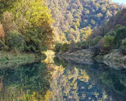 Krušnica rijeka okružena šumom u jesenjim bojama.