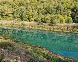 Krušnica rijeka okružena šumom u jesenjim bojama.