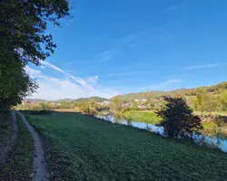 Krušnica rijeka okružena zelenilom i plavim nebom.