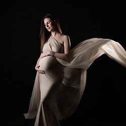 photographe studio grossesse Lyon robe de grossesse beige