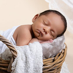 photographe naissance Lyon fond studio beige