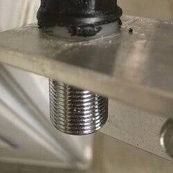 Na 3 dagen VPK (Veron Pinksterkamp) verscheen er al roest aan de antenne. Daarvoor de veerring vervangen en met Plasti Dip spray dichtgemaakt.