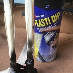 Na 3 dagen VPK (Veron Pinksterkamp) verscheen er al roest aan de antenne. Daarvoor de veerring vervangen en met Plasti Dip spray dichtgemaakt.