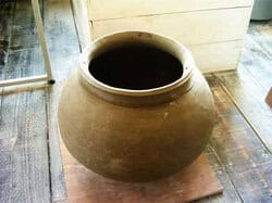 壺の表面に縄文式土器にみられる羽状の縄目を入れています