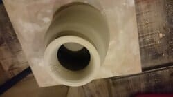 おしゃれ居酒屋さんで締めのラーメンどんぶり。底上げ式になっています。裏側より撮影