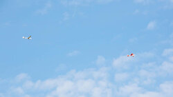 Schlepper und Segler am Himmel