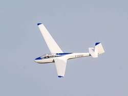 Ausgeklinkt mit hochkonzentrierten Piloten im Cockpit