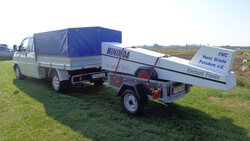 Der Transport der Mini Moa in einer Transportbox Huckepack auf einem PKW Anhänger