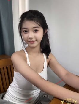 YangTongTong-杨童童 Thumbnail Image