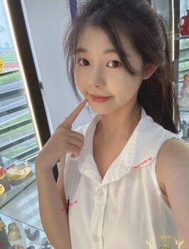 YangTongTong-杨童童 Thumbnail Image