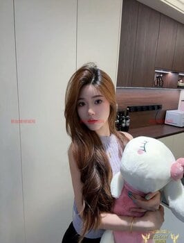 Yiyi-依依 Thumbnail Image