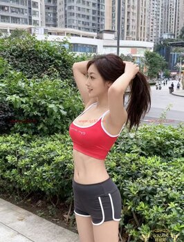 HuaHua-花花 Thumbnail Image