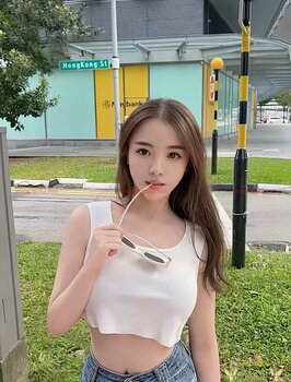 YueYue-月月 Thumbnail Image