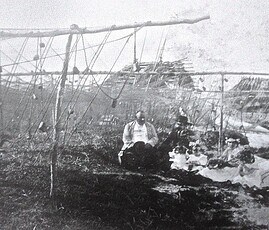 Tilgu-sadam-Eesti-Filmiarhiiv-kohalik-kalamees-vorke-puhastamas