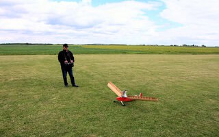 Der Erbauer und Pilot mit seinem Fluggerät aus der Rubrik "Experimental"