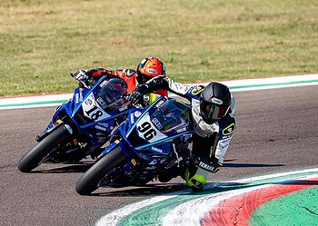 Tadej z Yamaho R7 na Autodromo Enzo e Dino Ferrari v Imoli, na prvenstvu CIV 2026