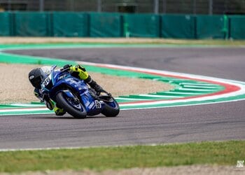 Tadej z Yamaho R7 na Autodromo Enzo e Dino Ferrari v Imoli, na prvenstvu CIV 2026