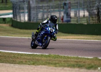Tadej z Yamaho R7 na Autodromo Enzo e Dino Ferrari v Imoli, na prvenstvu CIV 2026