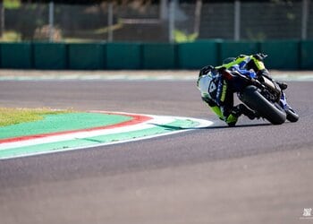 Tadej z Yamaho R7 na Autodromo Enzo e Dino Ferrari v Imoli, na prvenstvu CIV 2026