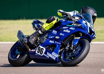 Tadej z Yamaho R7 na Autodromo Enzo e Dino Ferrari v Imoli, na prvenstvu CIV 2026