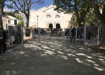 Restauration de photographies historiques du début du XXᵉ siècle et adaptation pour l’impression grand format.
