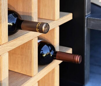 Gemaakt van massief eikenhout. Veel gebruik voor wijn maar met een passing ook geschikt voor borden en bestek.