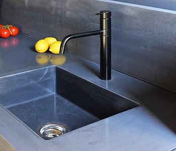 De naadloos geïntegreerde spoelbak is te combineren met diverse kranen.