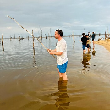 Vis op en eiland op Stuw meer Suriname Suriquest.com