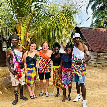 Photo group traditional clothing palm trees 2026 05