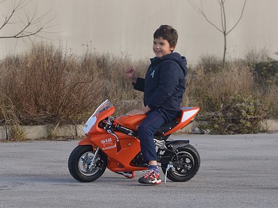 Tadej si siede per la prima volta su una mini