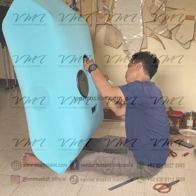 Erik sedang merakit bagian kepala kostum maskot di workshop Vendor Maskot Indonesia