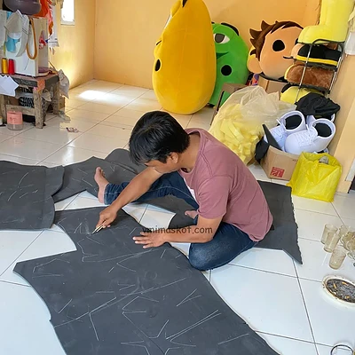 Proses Pemotongan Frame Yang Telah D Pola.jpeg
