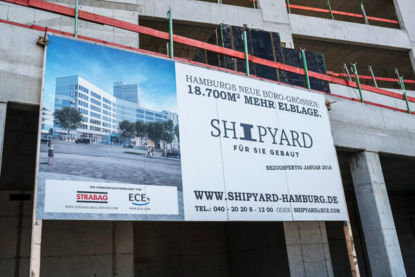 Bauschilder als Hinweis für einen Neubau an der Hamburger Alster. Aludibondplatten mit Digitaldruck als Bauschild und einer Unterkonstruktion aus weiß lackiertem Holz