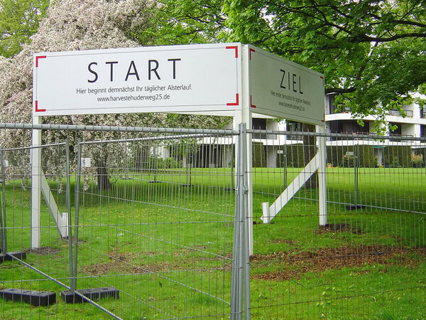 Bauschilder als Hinweis für einen Neubau an der Hamburger Alster. Aludibondplatten mit Digitaldruck als Bauschild und einer Unterkonstruktion aus weiß lackiertem Holz