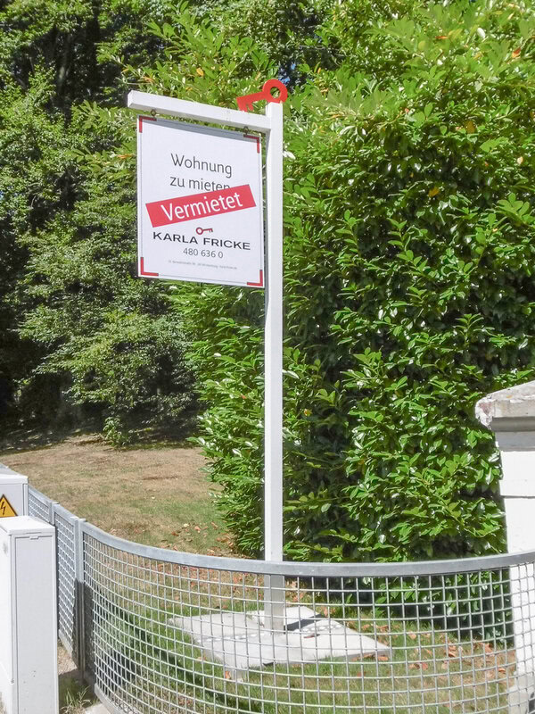 Bauschilder als Hinweis für einen Neubau an der Hamburger Alster. Aludibondplatten mit Digitaldruck als Bauschild und einer Unterkonstruktion aus weiß lackiertem Holz